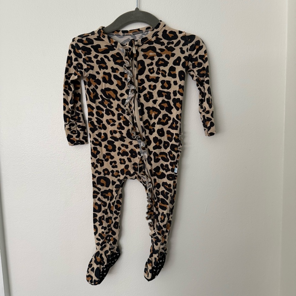 {Posh Peanut} Bamboo Ruffle Leopard Print footie pajamas 3-6 month